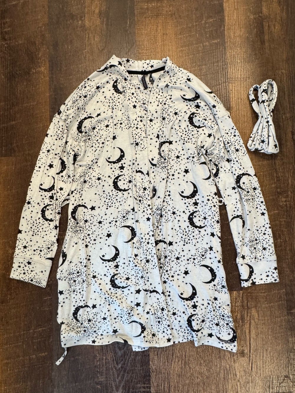 Jaclyn intimates black and light grey moons and stars short robe